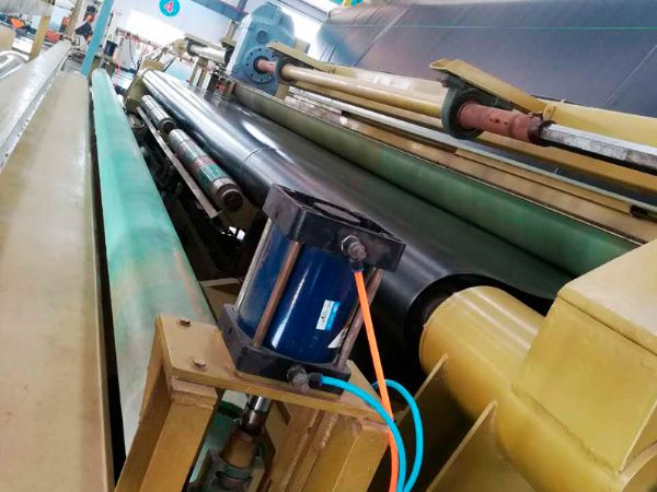 土工膜生產(chǎn)中(中心收卷)